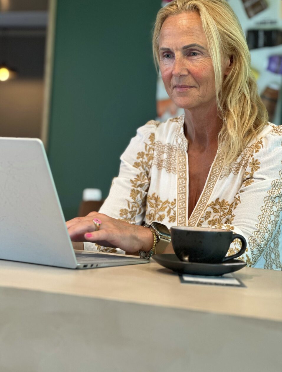 Klazina Jellema aan het werk in haar praktijk